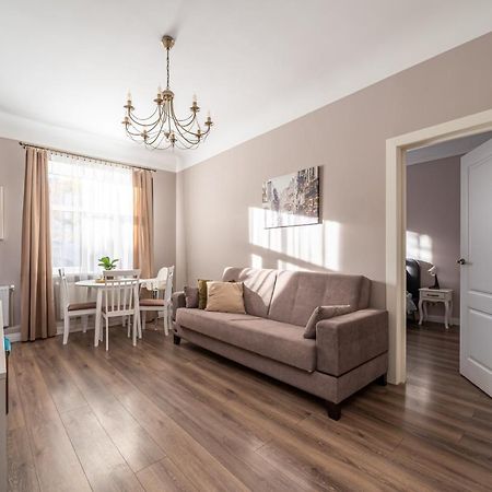 Stylish Latvian Classic 1-Bedroom Apartment Near City Center, Parks & Public Transport Links Riga Luaran gambar