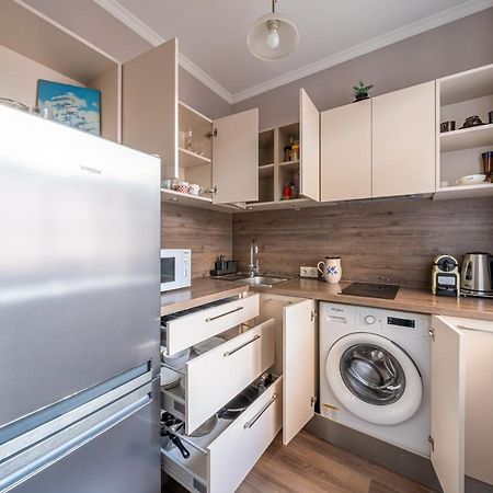 Stylish Latvian Classic 1-Bedroom Apartment Near City Center, Parks & Public Transport Links Riga Luaran gambar