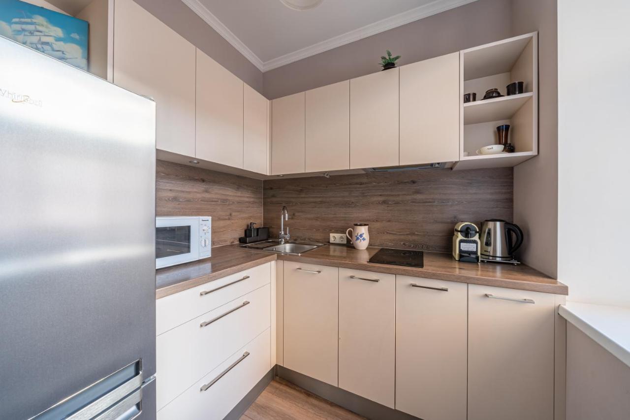 Stylish Latvian Classic 1-Bedroom Apartment Near City Center, Parks & Public Transport Links Riga Luaran gambar