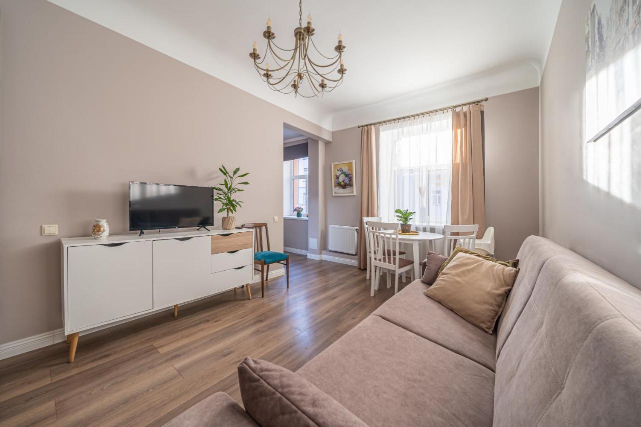 Stylish Latvian Classic 1-Bedroom Apartment Near City Center, Parks & Public Transport Links Riga Luaran gambar