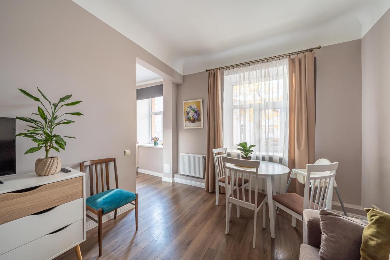 Stylish Latvian Classic 1-Bedroom Apartment Near City Center, Parks & Public Transport Links Riga Luaran gambar