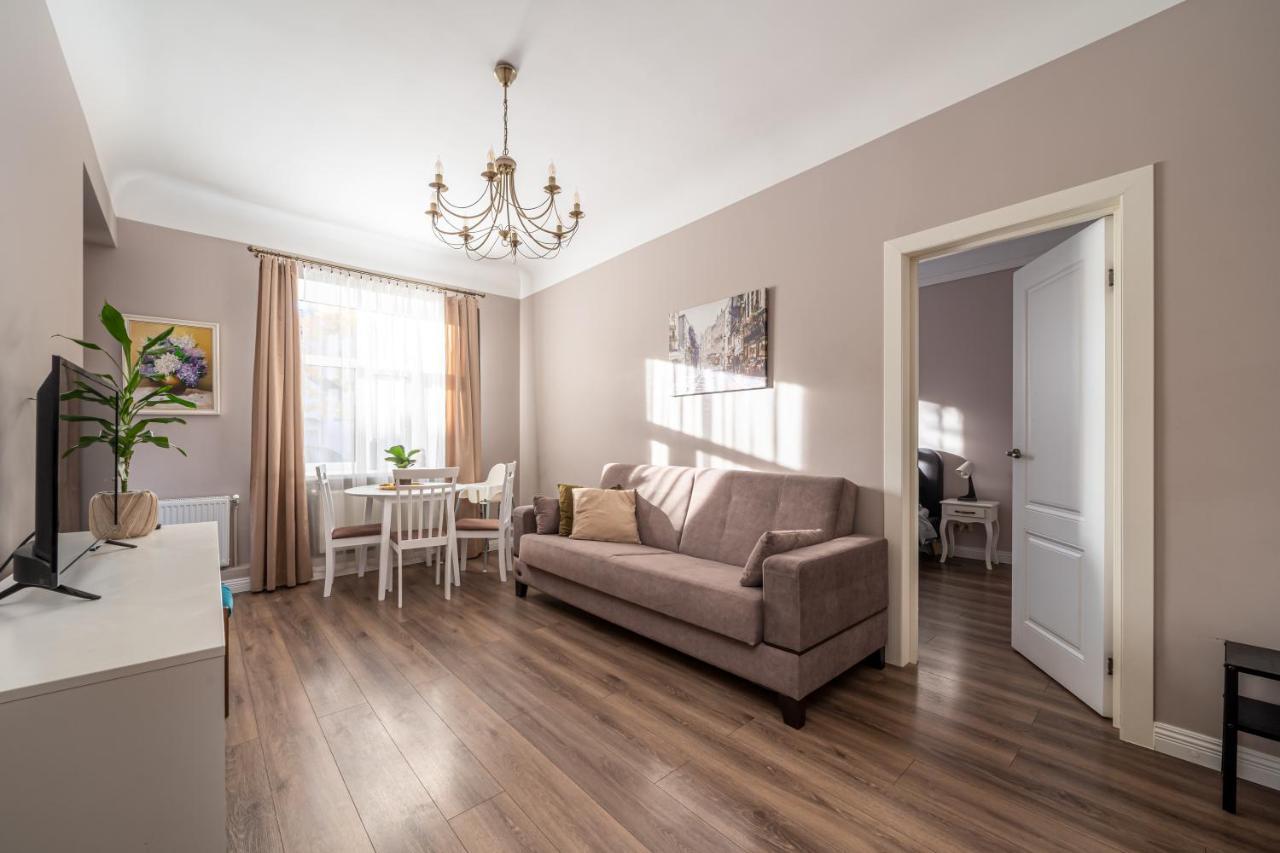 Stylish Latvian Classic 1-Bedroom Apartment Near City Center, Parks & Public Transport Links Riga Luaran gambar