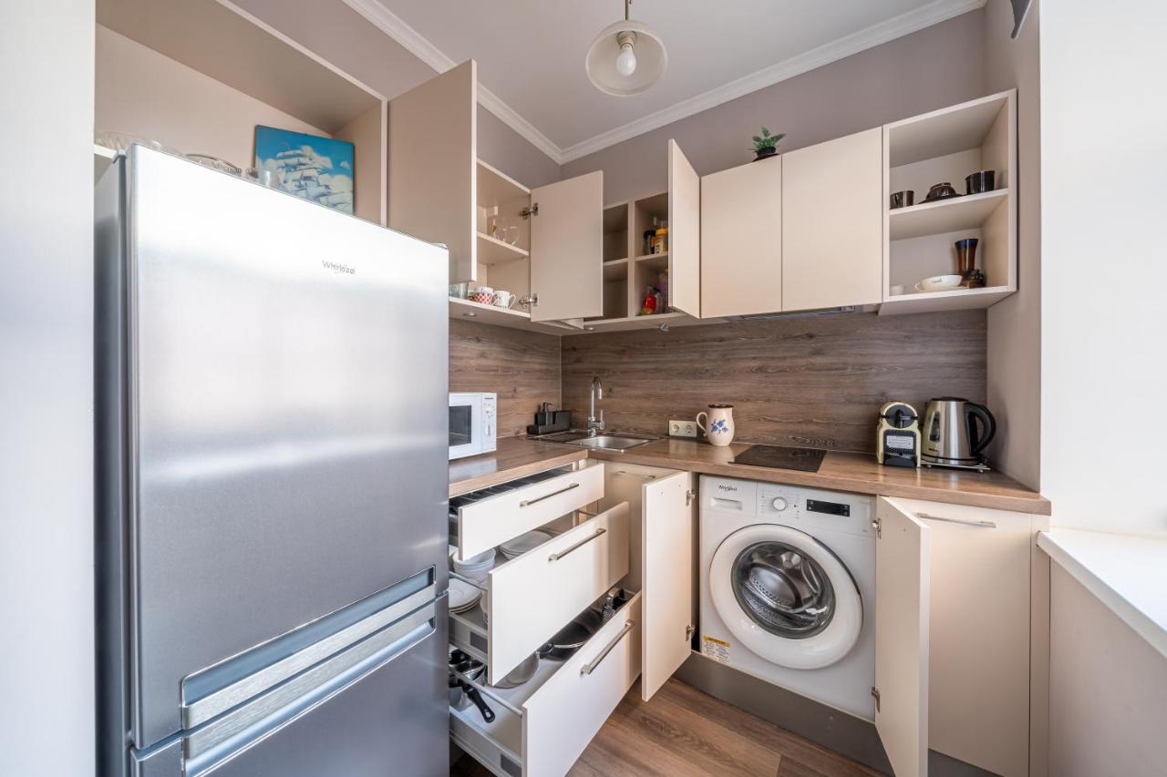 Stylish Latvian Classic 1-Bedroom Apartment Near City Center, Parks & Public Transport Links Riga Luaran gambar