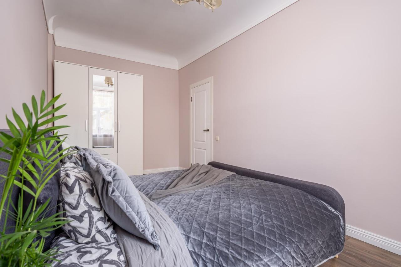 Stylish Latvian Classic 1-Bedroom Apartment Near City Center, Parks & Public Transport Links Riga Luaran gambar