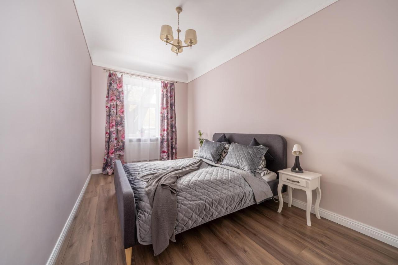 Stylish Latvian Classic 1-Bedroom Apartment Near City Center, Parks & Public Transport Links Riga Luaran gambar