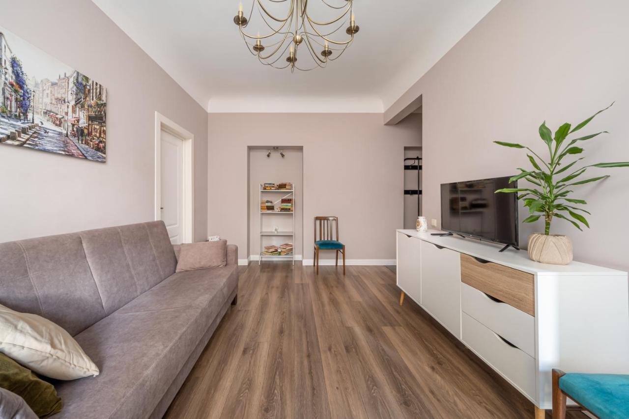 Stylish Latvian Classic 1-Bedroom Apartment Near City Center, Parks & Public Transport Links Riga Luaran gambar