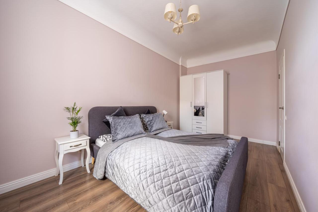 Stylish Latvian Classic 1-Bedroom Apartment Near City Center, Parks & Public Transport Links Riga Luaran gambar