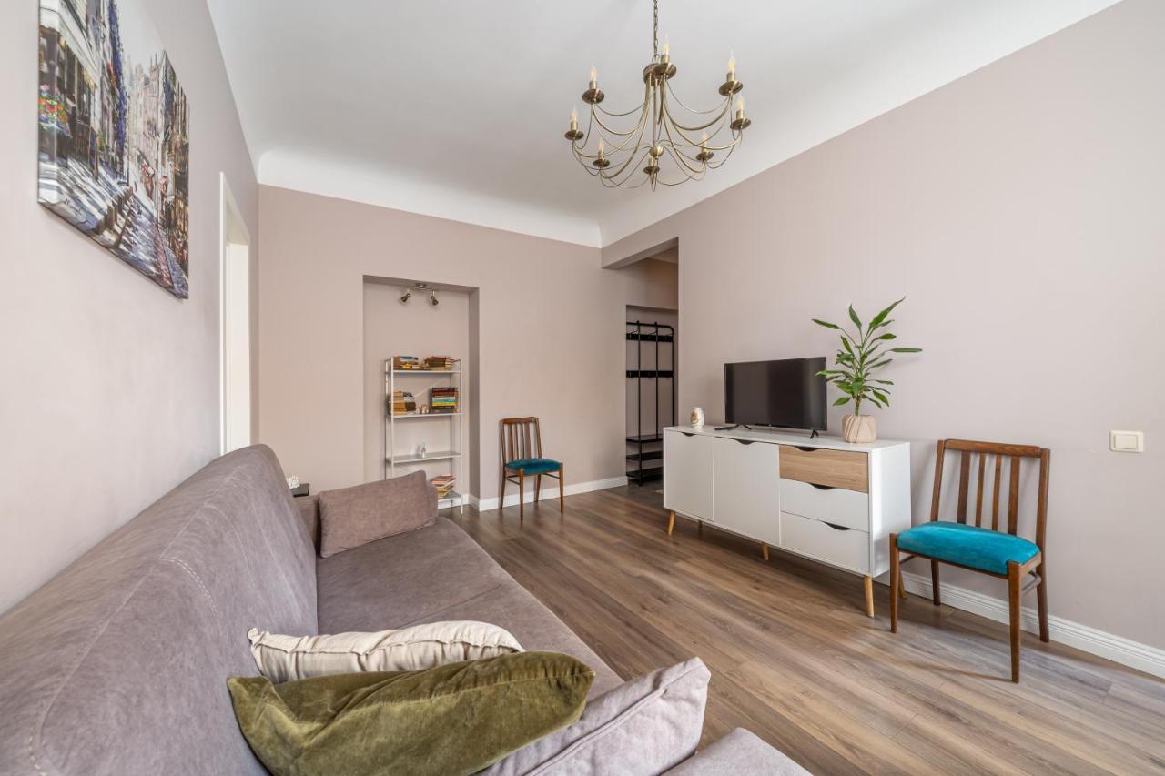 Stylish Latvian Classic 1-Bedroom Apartment Near City Center, Parks & Public Transport Links Riga Luaran gambar