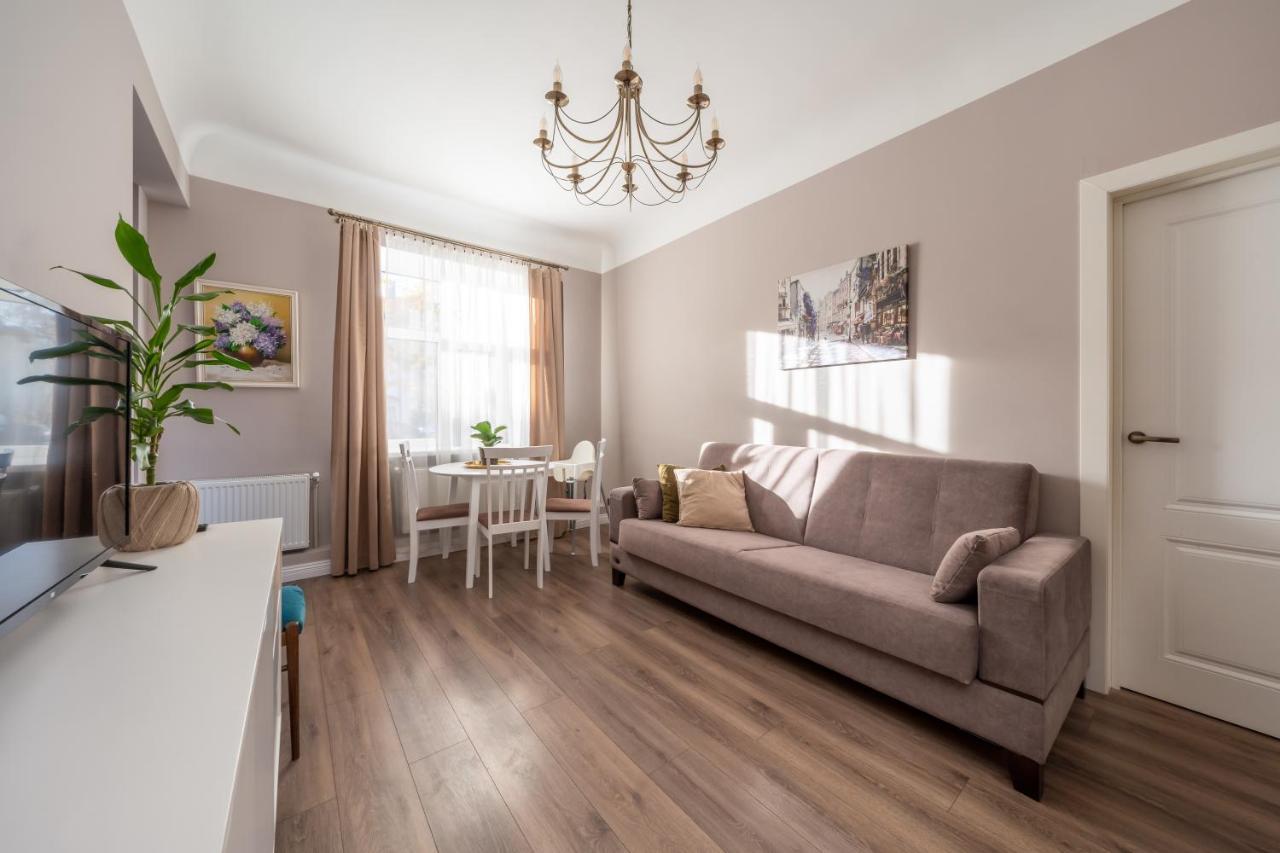 Stylish Latvian Classic 1-Bedroom Apartment Near City Center, Parks & Public Transport Links Riga Luaran gambar