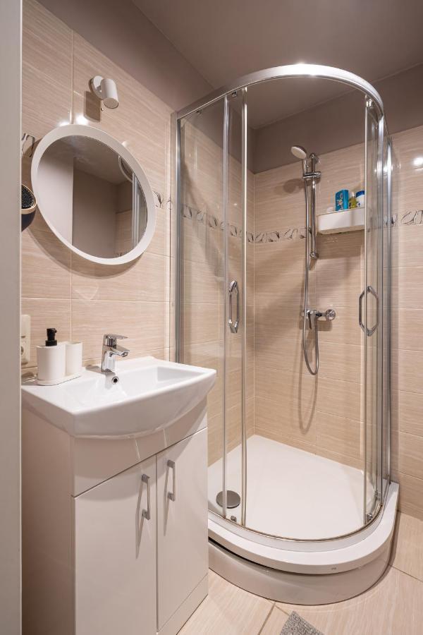 Stylish Latvian Classic 1-Bedroom Apartment Near City Center, Parks & Public Transport Links Riga Luaran gambar