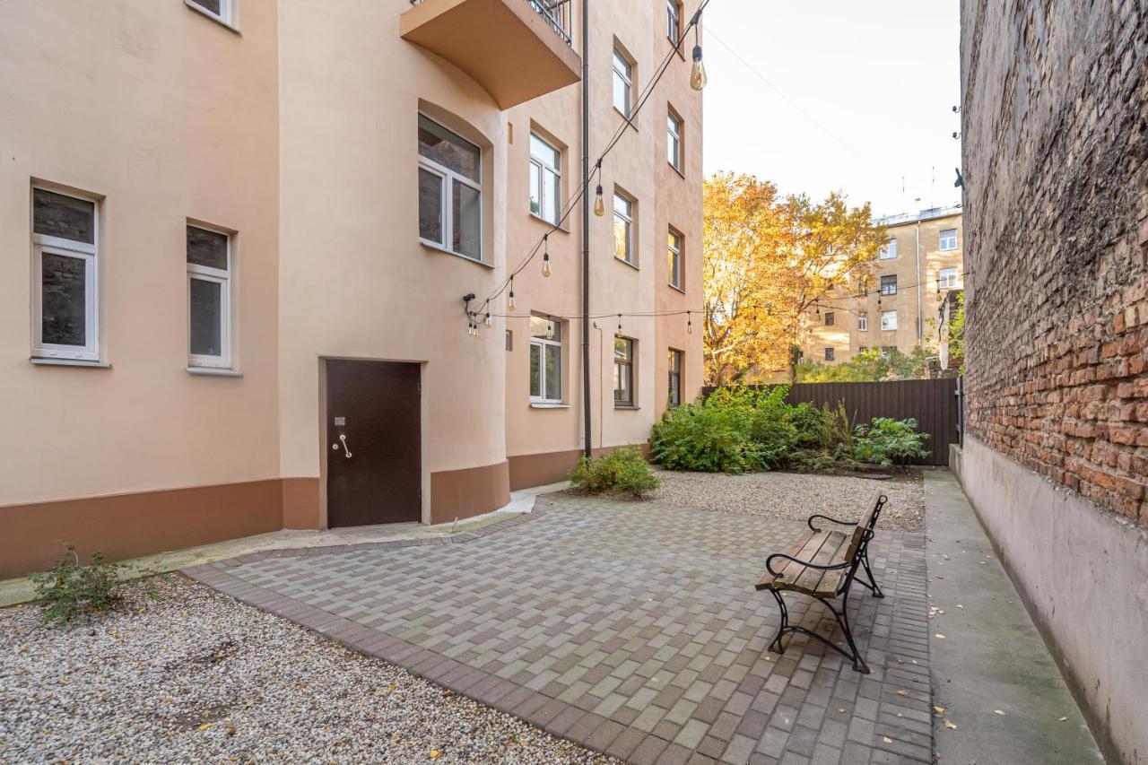 Stylish Latvian Classic 1-Bedroom Apartment Near City Center, Parks & Public Transport Links Riga Luaran gambar