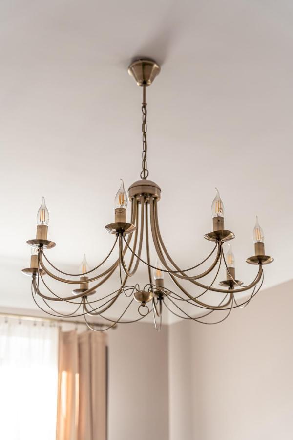 Stylish Latvian Classic 1-Bedroom Apartment Near City Center, Parks & Public Transport Links Riga Luaran gambar