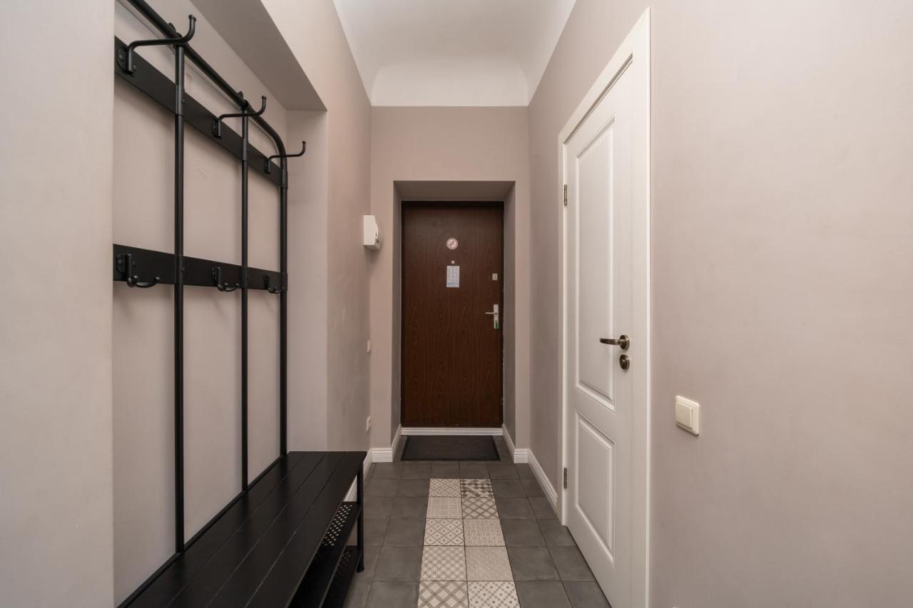 Stylish Latvian Classic 1-Bedroom Apartment Near City Center, Parks & Public Transport Links Riga Luaran gambar