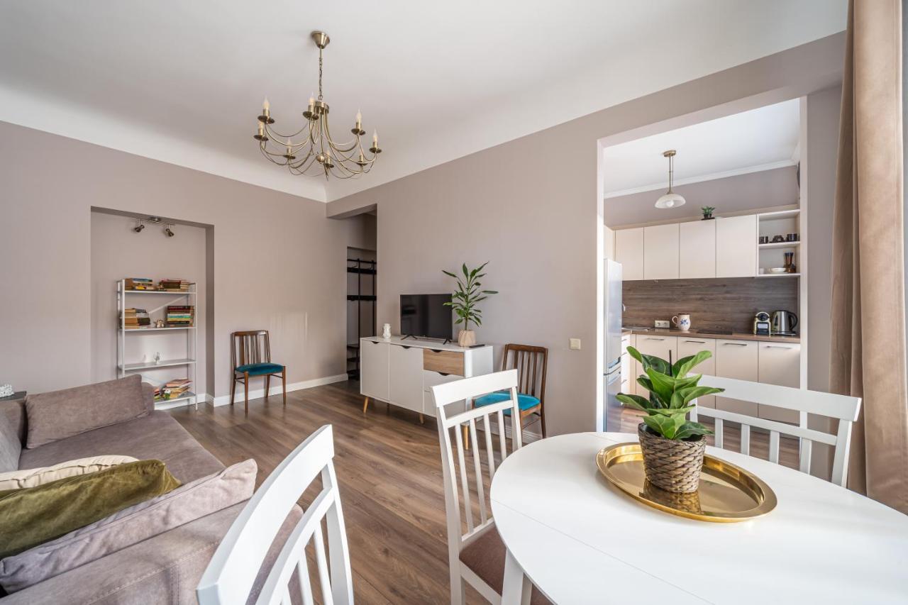 Stylish Latvian Classic 1-Bedroom Apartment Near City Center, Parks & Public Transport Links Riga Luaran gambar