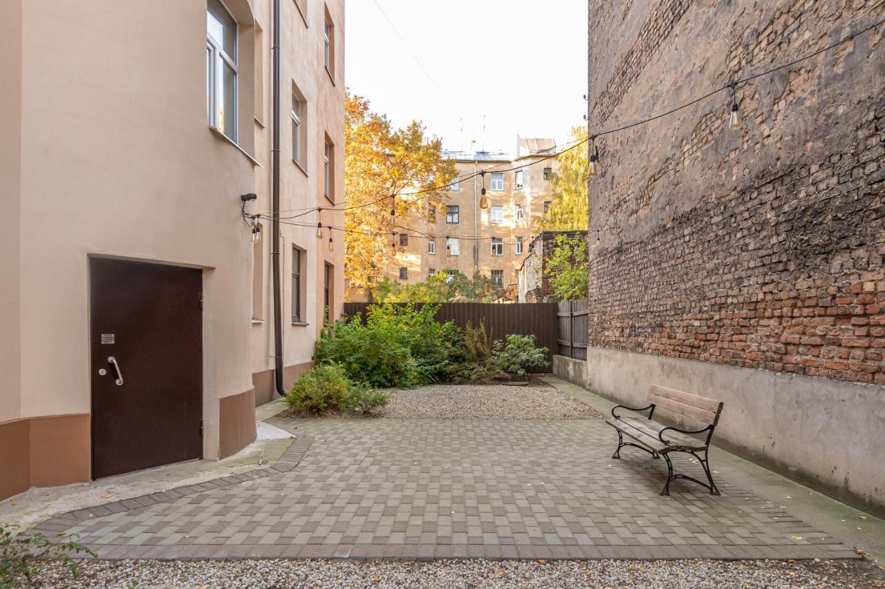 Stylish Latvian Classic 1-Bedroom Apartment Near City Center, Parks & Public Transport Links Riga Luaran gambar