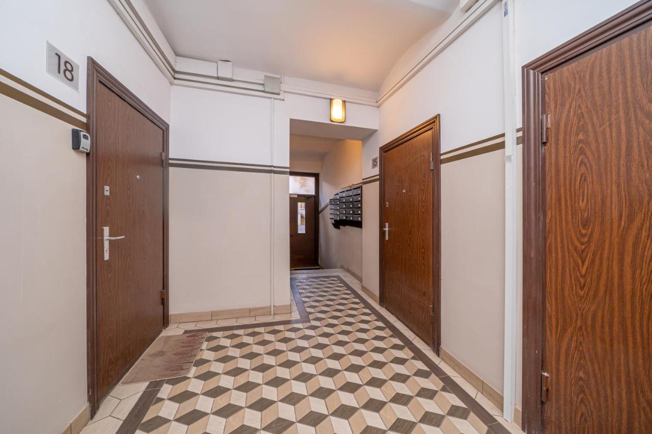 Stylish Latvian Classic 1-Bedroom Apartment Near City Center, Parks & Public Transport Links Riga Luaran gambar